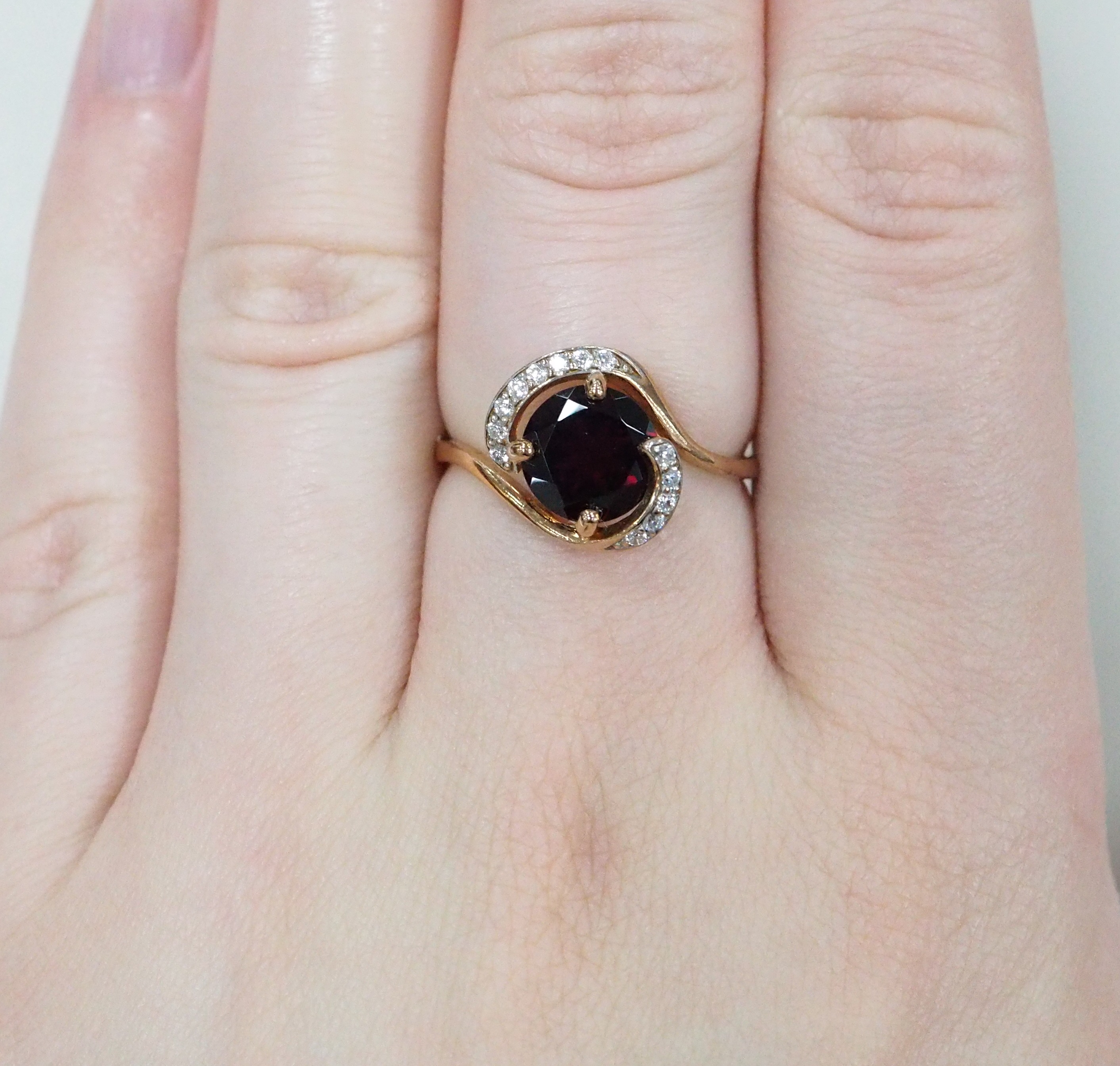 Серебряное кольцо 925 пробы; вставки 1 Гранат; 13 Фианит бесцв.;